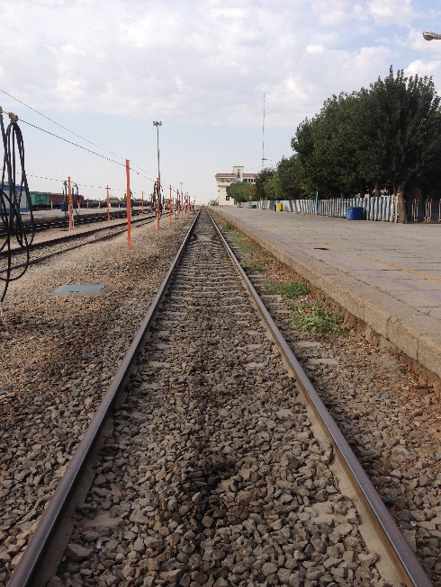 روی ریل در ایستگاه راه آهن شاهرود نگاه از شرق به غرب